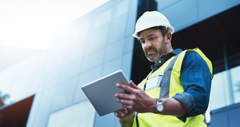 Construction worker using an android app to boost productivity